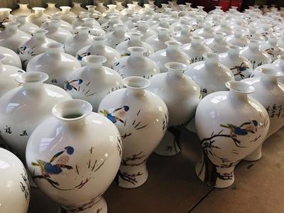 景德 镇陶瓷手绘青花粉彩长颈花瓶定制 中式缠枝莲小摆件商务礼品瓷